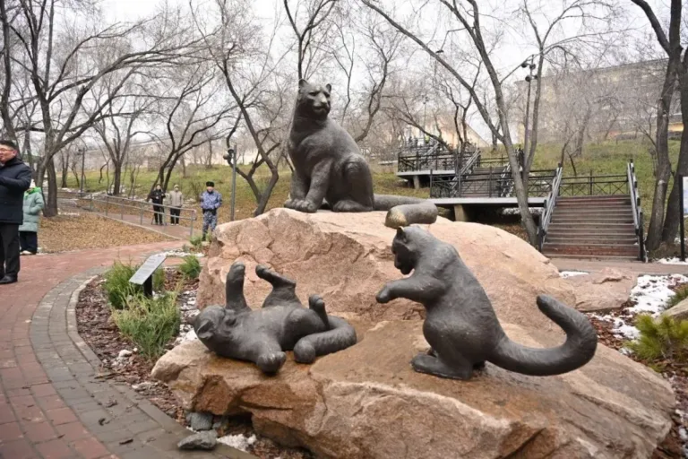В парке «Мемориал Победы» в Улан-Удэ открыли скульптуру бабра с котятами