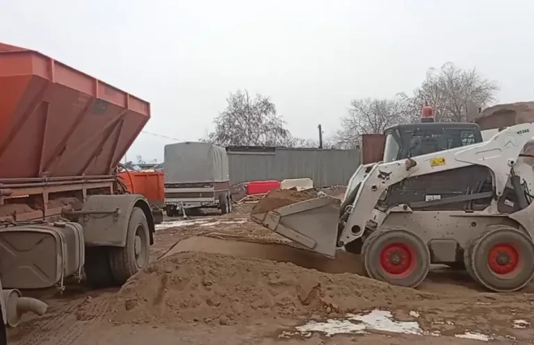 На дороги Улан-Удэ высыпали более 800 тонн песка
