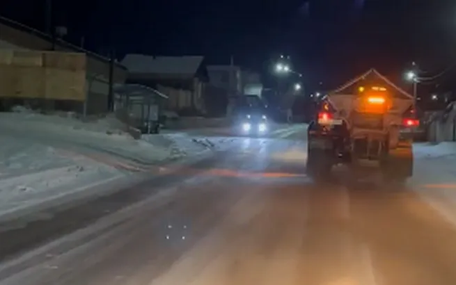 На дорогах Улан-Удэ ночью боролись с гололёдом