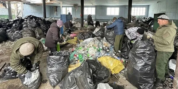 В нацпарке «Тункинский» рассортировали пластик и жестяные банки