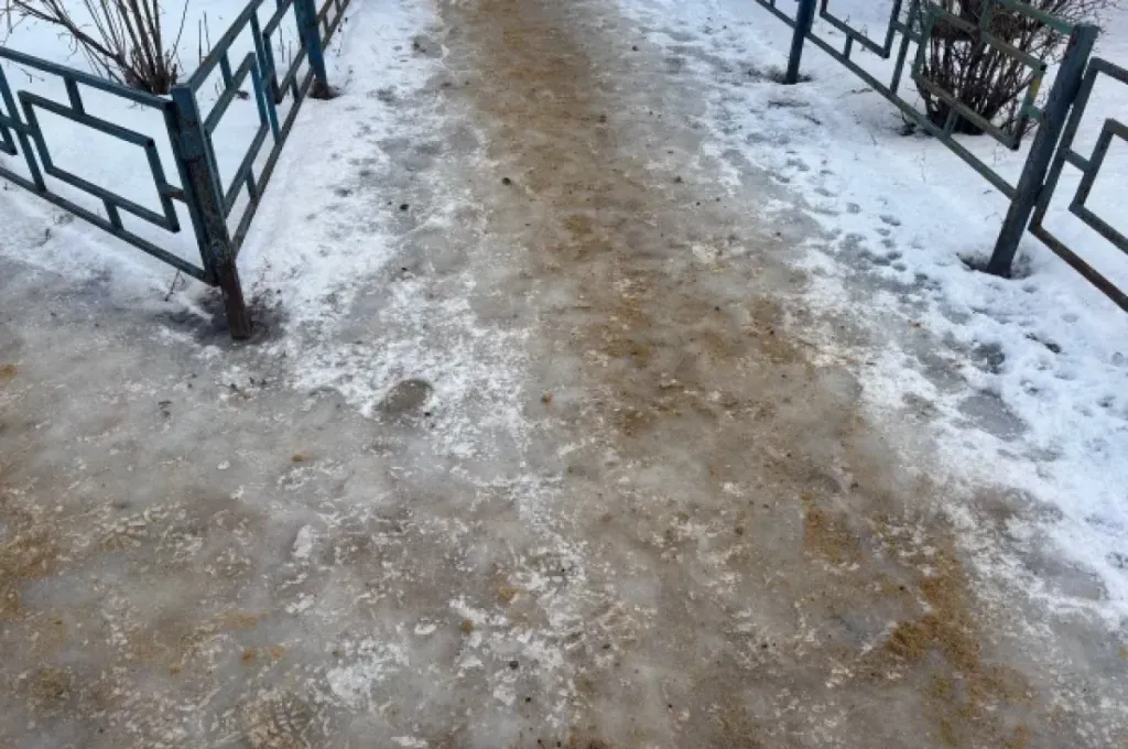 В Улан-Удэ улицы начали посыпать песком из-за гололёда