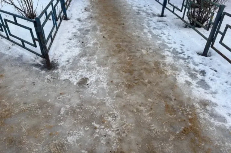 В Улан-Удэ улицы начали посыпать песком из-за гололёда
