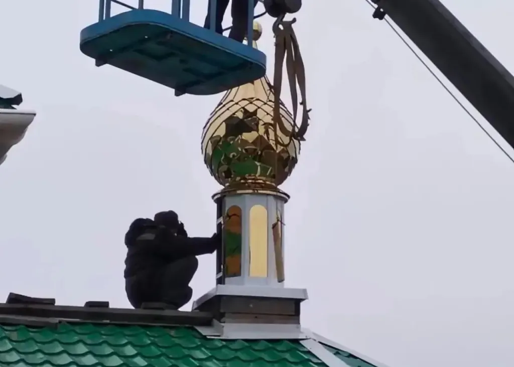 На строящийся храм в Онохое установили и освятили два купола