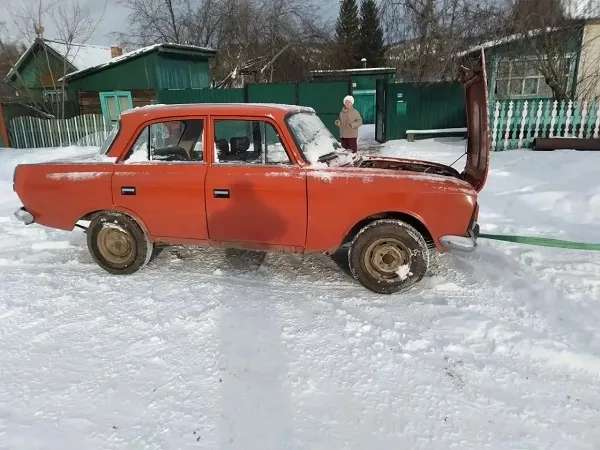 Жительница Бурятии передала волонтёрам свой «Москвич» с прицепом